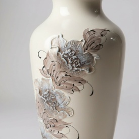 Vaza ceramica inalta 67 cm pictata manual cu flori in relief, decoratiune eleganta crem pentru living, hol sau spatii comerciale - Img 3