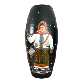 Vază ceramică pictată manual 30 cm – fata în haine tradiționale mergând la colindat, Marginea - Img 1