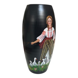 Vază decorativă 30 cm cu țărancă în costum tradițional conducând gâștele - Img 2