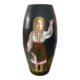 Vază ceramică pictată manual 30 cm – țărancă în haine tradiționale la munca câmpului - Img 2