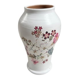 Vaza alba ceramica 20 cm, decorata manual cu buchet de flori, decor floral, artizanat - Img 1