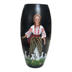 Vază decorativă 30 cm cu țărancă în costum tradițional conducând gâștele - Img 1